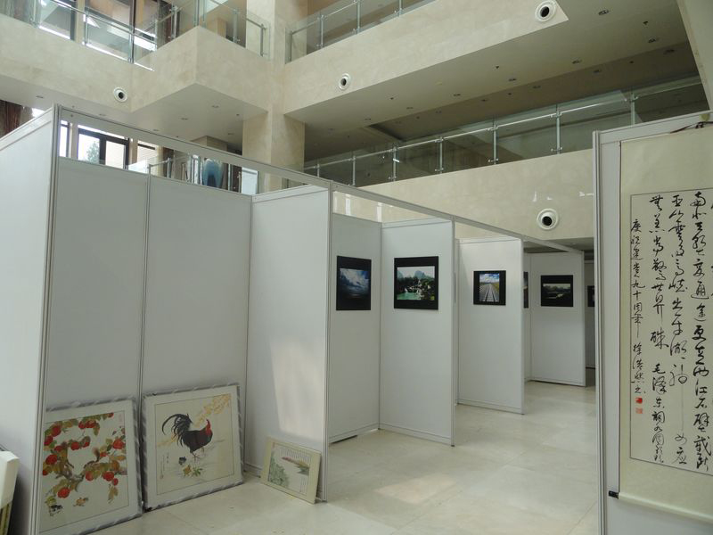 八棱柱掛畫(huà)展板